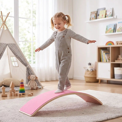 Planche d'équilibre rose en bois petite fille traverse un pont